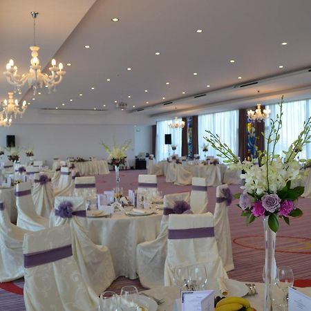 Marshal Garden Hotel Bukarest Restaurang bild A wedding reception at the InterContinental Budapest