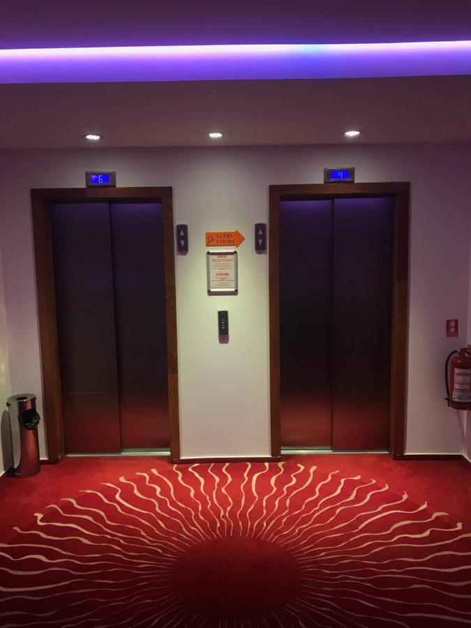 Marshal Garden Hotel Bukarest Exteriör bild Elevators in a hotel