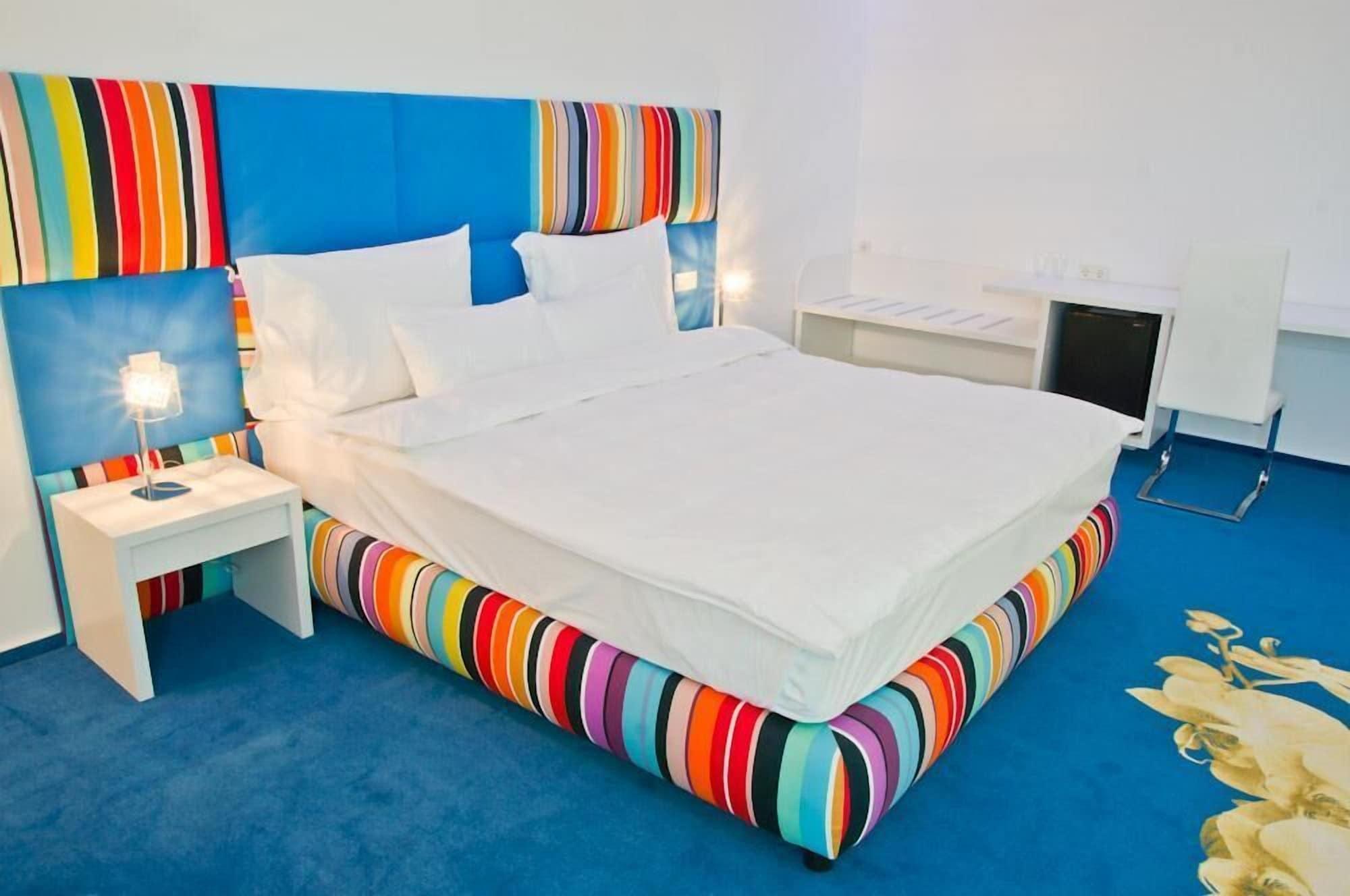 Marshal Garden Hotel Bukarest Exteriör bild A room at the hotel