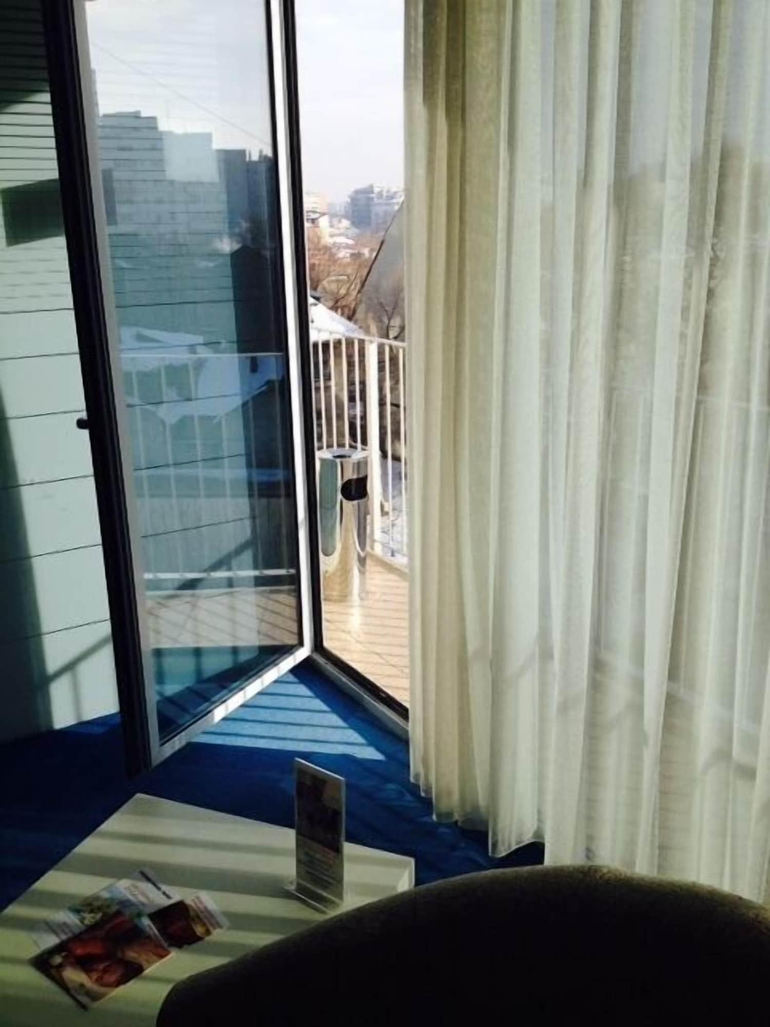 Marshal Garden Hotel Bukarest Exteriör bild A balcony on a cruise ship