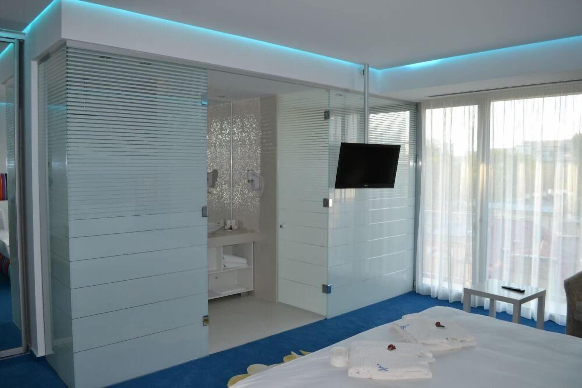 Marshal Garden Hotel Bukarest Exteriör bild A glass shower enclosure