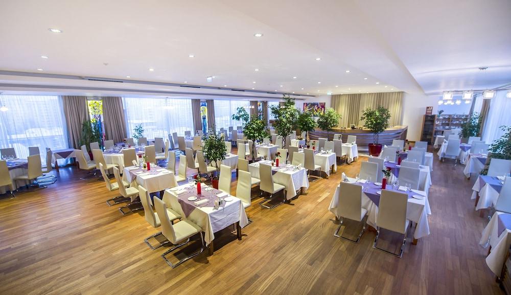 Marshal Garden Hotel Bukarest Exteriör bild The restaurant