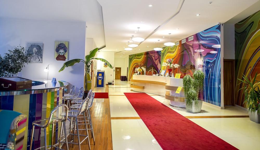 Marshal Garden Hotel Bukarest Exteriör bild Lobby of the hotel