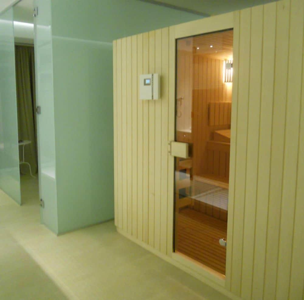 Marshal Garden Hotel Bukarest Exteriör bild A modern Finnish sauna