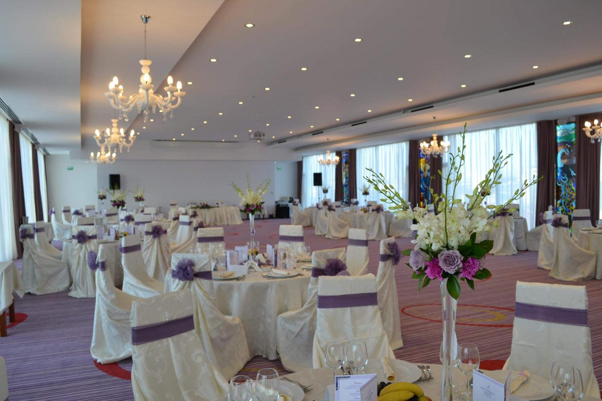Marshal Garden Hotel Bukarest Restaurang bild A wedding reception at the InterContinental Budapest