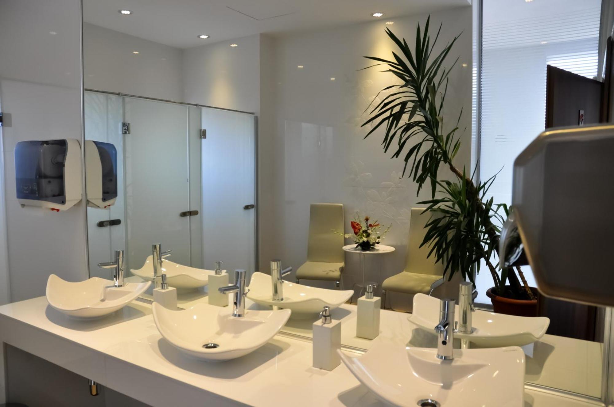 Marshal Garden Hotel Bukarest Exteriör bild A modern bathroom