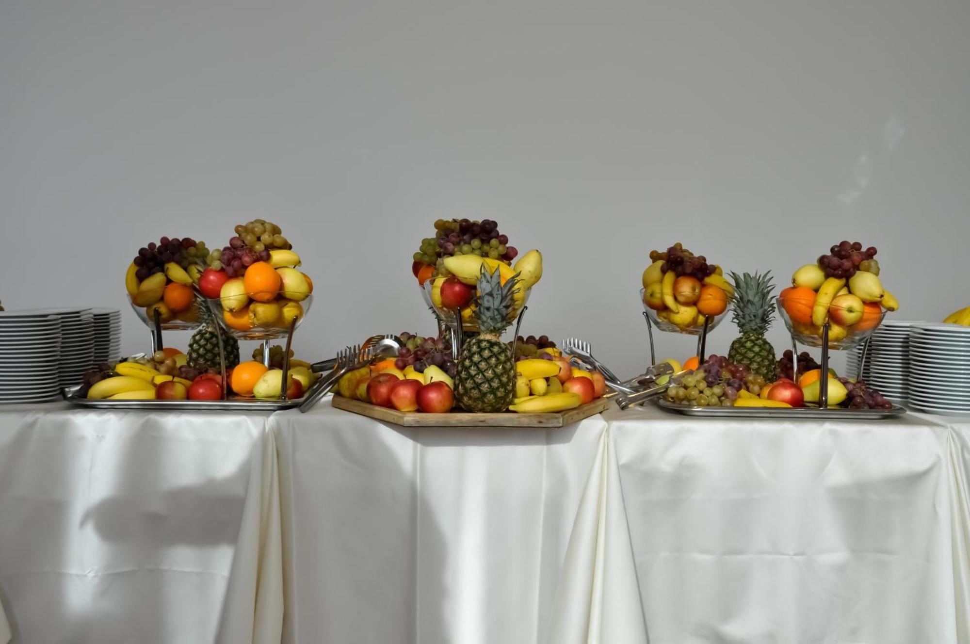Marshal Garden Hotel Bukarest Exteriör bild Fruit salad