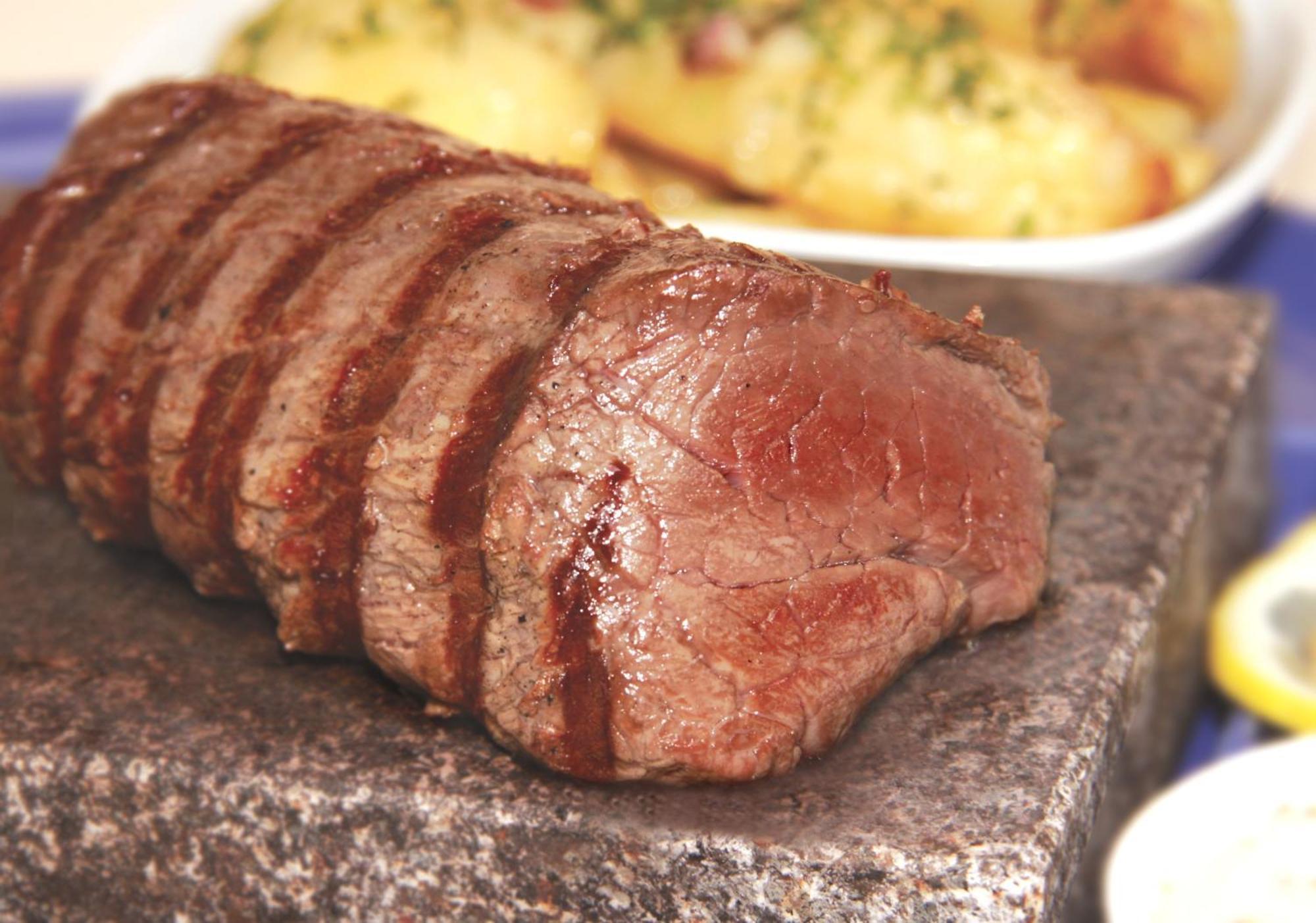 Marshal Garden Hotel Bukarest Exteriör bild A steak cooked on a hot stone