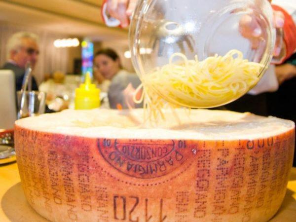 Marshal Garden Hotel Bukarest Exteriör bild Parmigiano-Reggiano being grated
