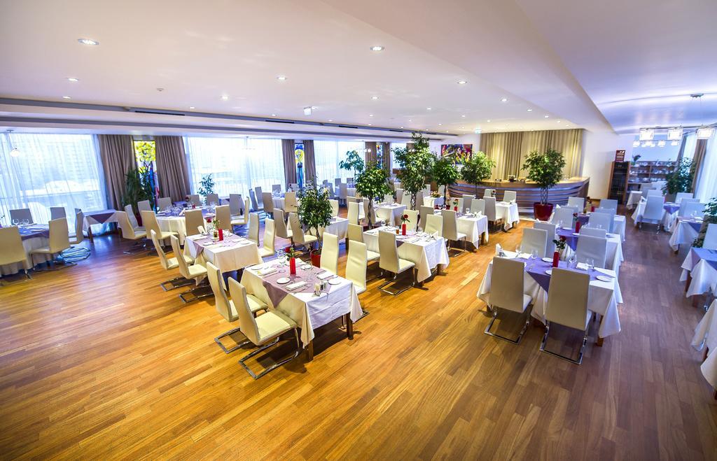 Marshal Garden Hotel Bukarest Exteriör bild The restaurant