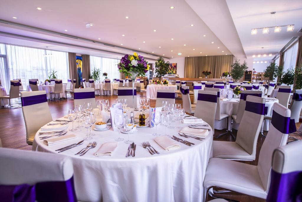 Marshal Garden Hotel Bukarest Exteriör bild The Long Room at Lord's Cricket Ground