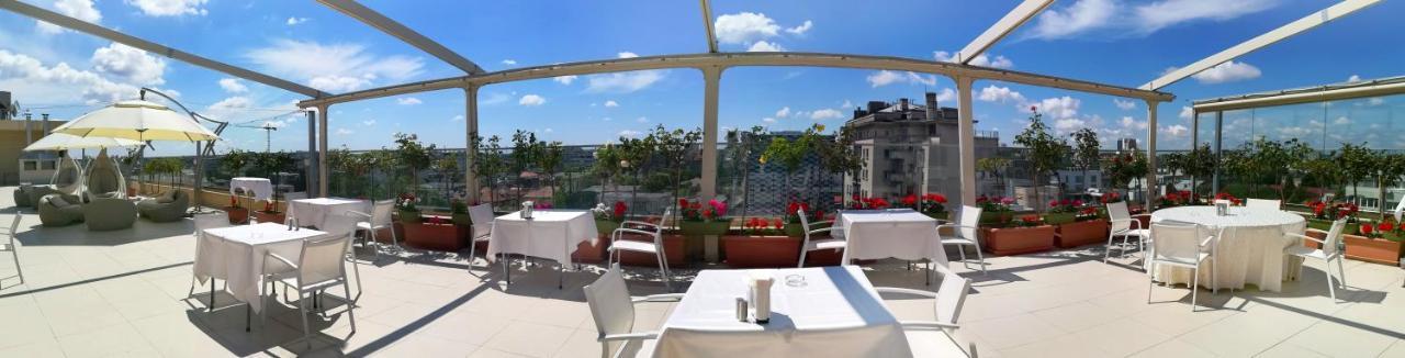 Marshal Garden Hotel Bukarest Exteriör bild The rooftop terrace