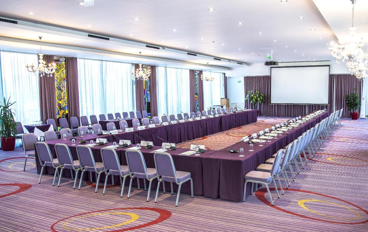Marshal Garden Hotel Bukarest Exteriör bild A meeting room