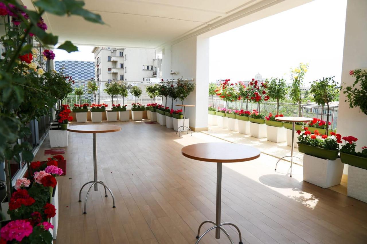 Marshal Garden Hotel Bukarest Exteriör bild The balcony of the 101st floor